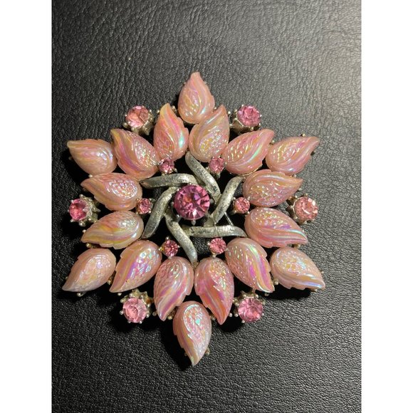 Unusual CORO Pegasus Pink Molded Glass Gold Tone F - Picture 1 of 9